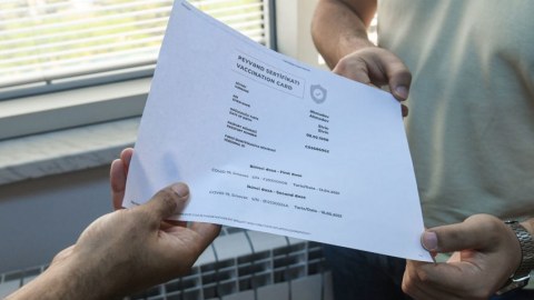 250 manata saxta vaksin sənədi satan həkimlərə cinayət işi açıldı