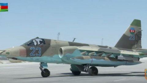 Ermənilərin 58 hədəfini məhv edən “Su-25” Hulusi Akara göstərildi - FOTOLAR