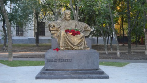 Xarkovda Nizami Gəncəvinin abidəsi ucaldıldı