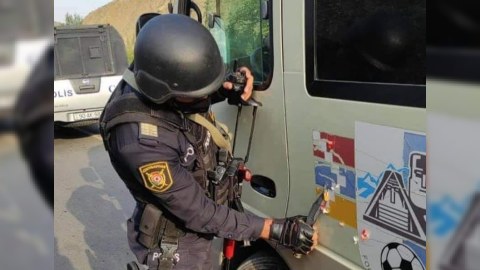 Azərbaycan polisi qondarma “bayrağ”ı süngü ilə sildi - VİDEO
