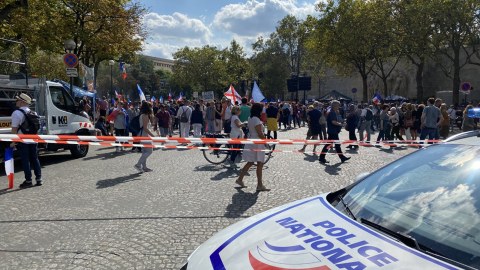 Parisdə COVID pasportu əleyhinə etirazlar