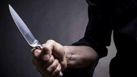 Məhkəmənin qarşısında arvadını öldürən müəllimdən XƏBƏR VAR