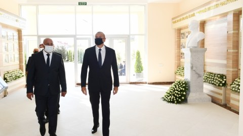 Prezident orta məktəbdə yaradılan şəraitlə tanış oldu