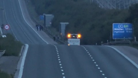 Almaniyada silahlı şəxs sərnişinləri girov götürdü