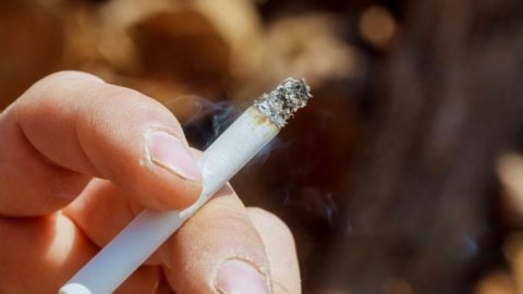 Siqaret çəkənlər koronavirusu yüngül keçirir? - Baş infeksionistdən CAVAB