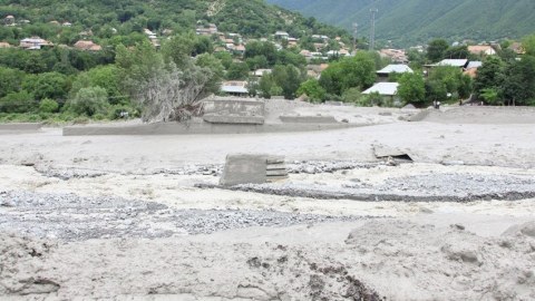 Sel bəzi rayonları su, qaz və işıqsız qoydu