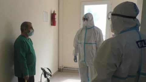 Yaşayış yerini tərk etmiş koronavirus xəstəsi olan tibb işçisi saxlanıldı