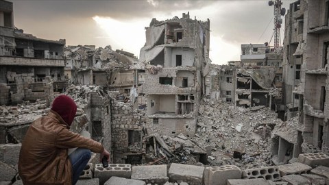 10 ildə Suriyada 350 mindən çox insan ölüb