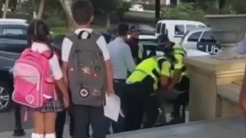 Polis vətəndaşı övladlarının yanında döyüb? - AÇIQLAMA+VİDEO