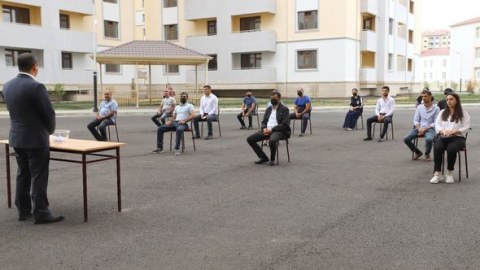 İnternatlardan çıxan 70 nəfərə ev verildi - FOTO