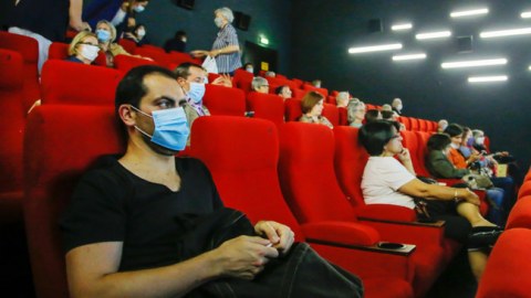 Nazir kinoteatrların açılmasına münasibət bildirdi