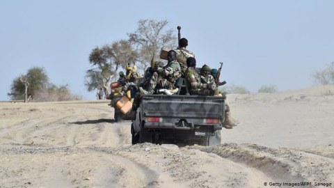 Nigeriyada terrorçular əsgərlərə hücum etdi: Onlarla ölü var