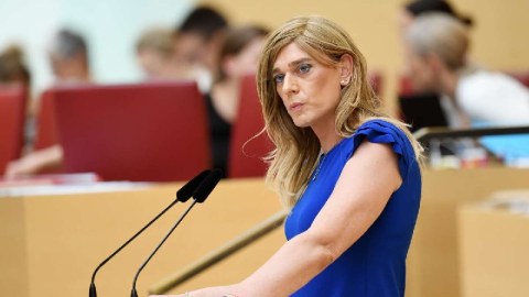 Transgender deputat seçildi - FOTO