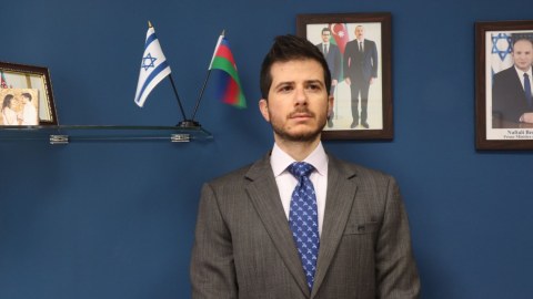 İsrailin səfiri şəhidlərin xatirəsini anıb