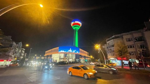 Atakule qülləsində Azərbaycan bayrağı - FOTO