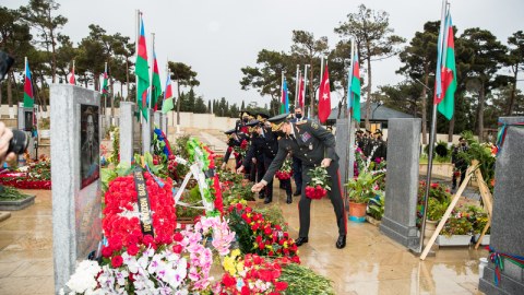 Vilayət Eyvazov Şəhidlərin məzarını ziyarət edib