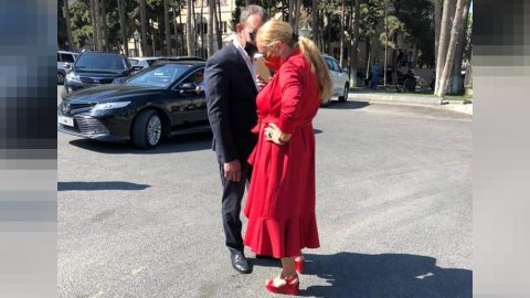 Şəhidlərin Anım Günündə al qırmızı geyinən Mehriban Qaralova kimdir? - TƏBİB-dən REAKSİYA 