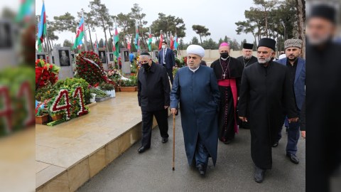 Şeyxülislam din xadimlərini II Fəxri xiyabana apardı  