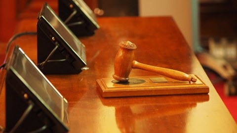 Bakıda 1 yaşlı oğlunu öldürən atanın məhkəməsi başlayır