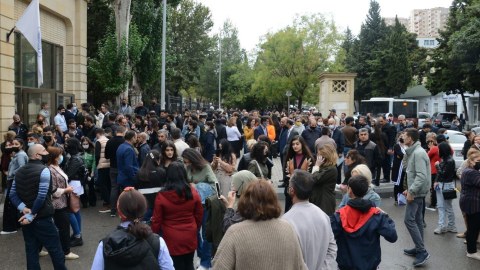 “Mühafizəçilər universitet ərazisindən kənara nəzarət etmirlər”  - BDU-dan sıxlığa cavab