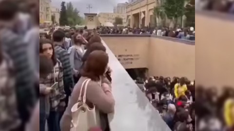 “Elmlər Akademiyası”nın çıxışında izdiham-VİDEO