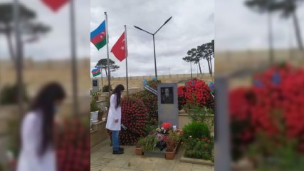 Polad Həşimovun qızı ilk dərs günü atasının məzarını ziyarət etdi - FOTO