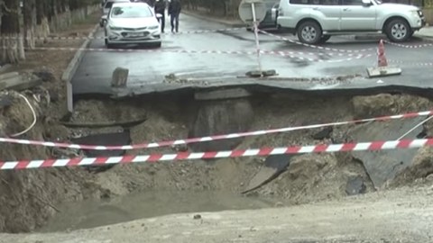 Universitetin qarşısındakı yol ÇÖKDÜ