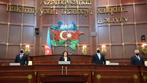 Parlamentdə şəhidlərin xatirəsi anıldı