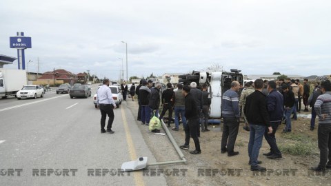 Abşeronda sərnişin avtobusu aşdı, xəsarət alanlar var - Fotolar