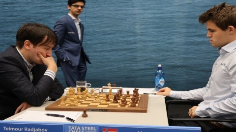 Teymur Rəcəbov Karlsenə qalib gəldi