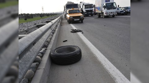 Minik avtomobili yük maşınına çırpıldı