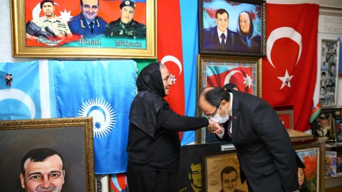 Türkiyə səfiri Polad Həşimovun anasının əlindən öpdü - FOTO