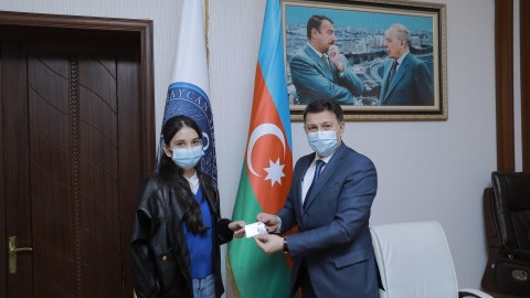 Rektor Polad Həşimovun qızına tələbə biletini təqdim etdi - FOTO