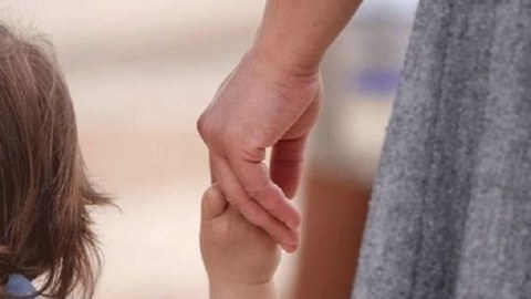 Uşağı qonşuya verib yoxa çıxan valideyn AXTARILIR