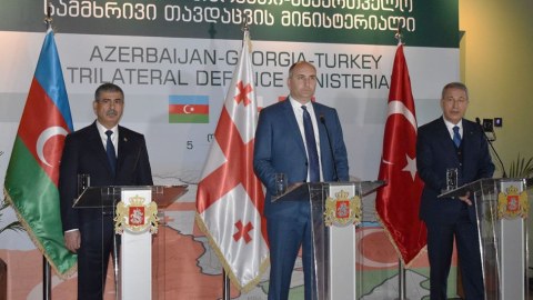 Üç ölkənin müdafiə nazirləri jurnalistlərin suallarını cavablandırıb - FOTO