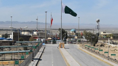 Pakistan İranla sərhəddə qoşun TOPLAYIR