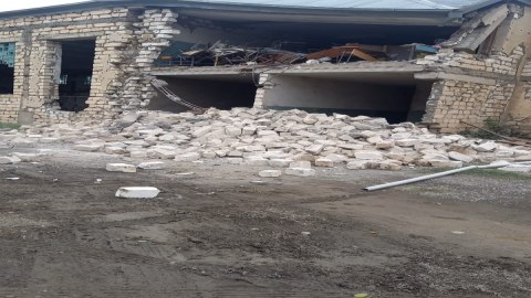 Azərbaycanda məktəb binası uçdu - FOTO