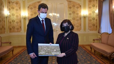 Spiker Slovakiyanın Baş nazirinə kitab hədiyyə etdi