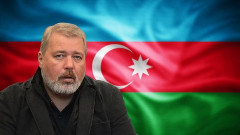 Nobel mükafatçısı Azərbaycan bayrağı fonunda və ya DƏLİYƏ DÖNƏN ERMƏNİLƏR
