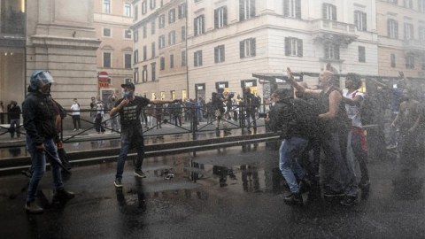 İtaliyada ara qarışdı: etirazçıların üzərinə polis yeridildi