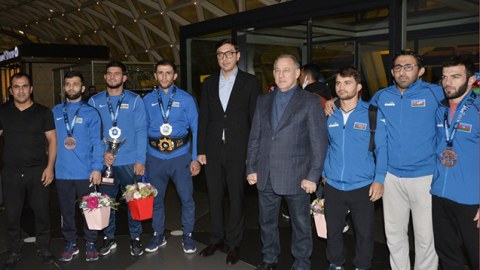 Nazir güləşçiləri aeroportda qarşıladı - FOTO