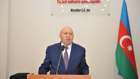Rektor tələbələrlə görüşdü