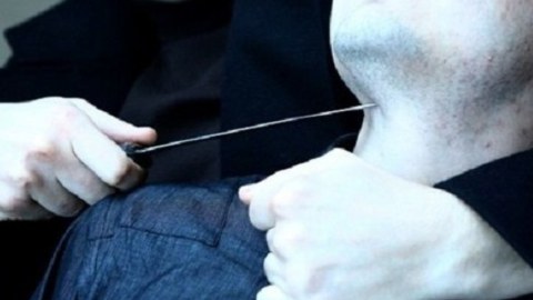 Sürücü avtomobillə vurduğu piyadanın boğazını kəsdi