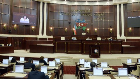 “Təhsil haqqında” qanuna dəyişikliklər birinci oxunuşdan keçdi