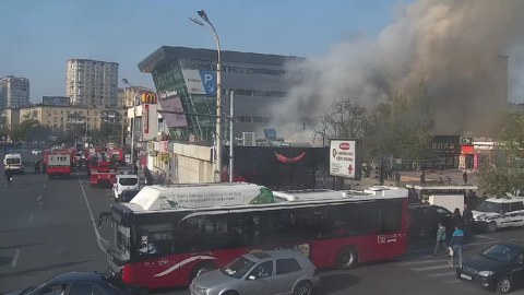 Ticarət mərkəzindəki yanğın söndürülüb - YENİLƏNİB