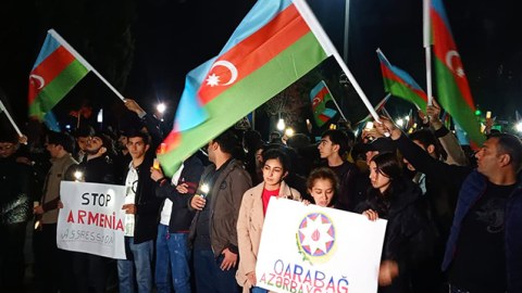 Gənclər Gəncə terrorunun qurbanlarını yad etdilər