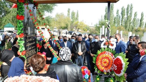 İcra başçısı şəhidin məzarını ziyarət edib
