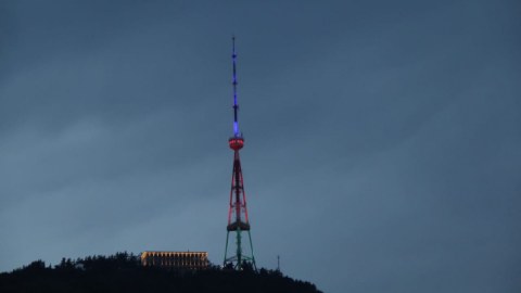 Tbilisi teleqülləsi Azərbaycan bayrağı rəngində