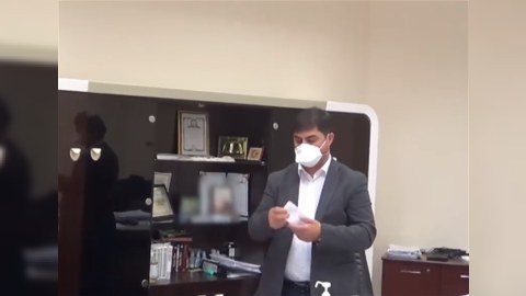 Xəstəxana direktorunun rüşvət başında yaxalanma anı - VİDEO
