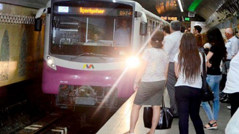 Metroda həyəcanlı anlar - Qatar boşaldıldı